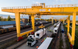 PKP Cargo, LG Cargo i CargoBeamer łączą siły w pilotażowym przewozie naczep pociągiem towarowym
