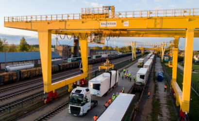 PKP Cargo, LG Cargo i CargoBeamer łączą siły w pilotażowym przewozie naczep pociągiem towarowym