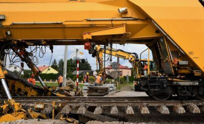 Maszyna AHM poprawia tor na szlaku Piekoszów – Małogoszcz
