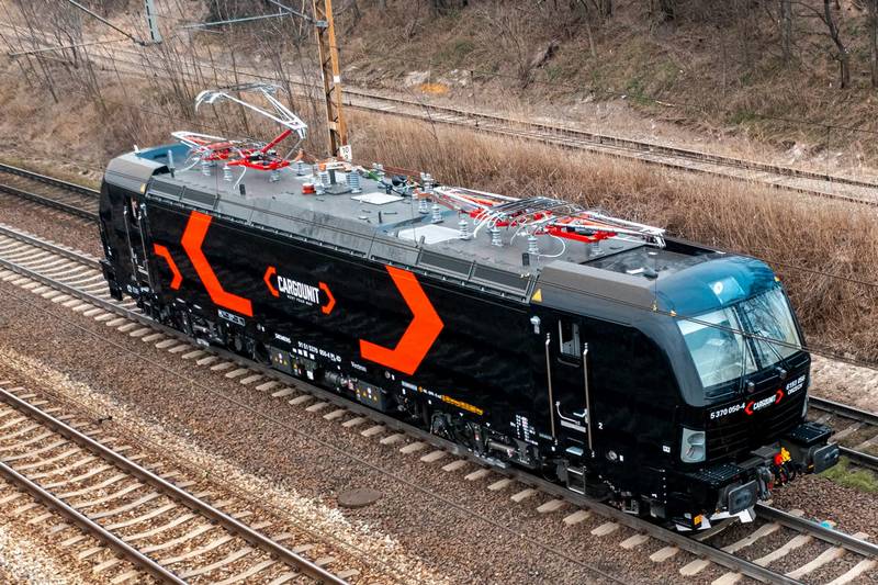 CARGOUNIT odbiera Vectrony i zamawia nowe wielosystemowe lokomotywy Siemensa