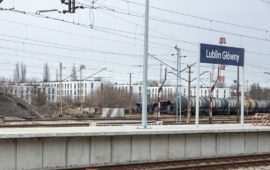 Pasażerowie korzystają z nowego peronu w Lublinie