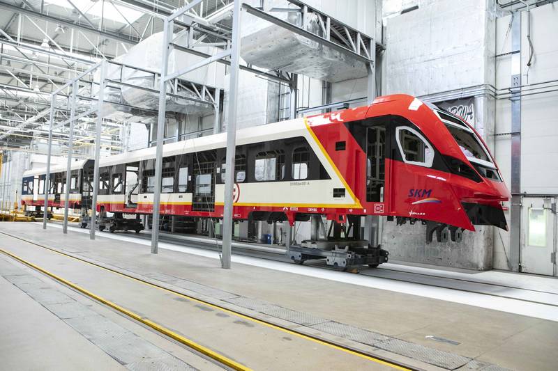Pierwszy z 21 nowych pociągów Impuls 2 jest już w barwach SKM Warszawa [GALERIA]