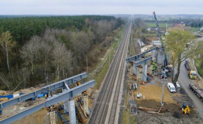 Trwa budowa wiaduktu w Mokrej Wsi na linii Rail Baltica