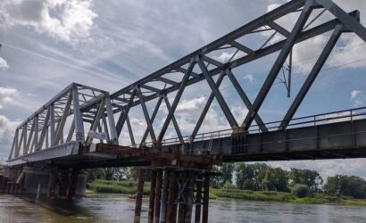 Trwa przebudowa kolejowego most nad Odrą w Nietkowicach