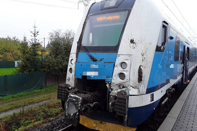 Czechy: ciężarówką wjechał wprost pod pociąg [FILM]