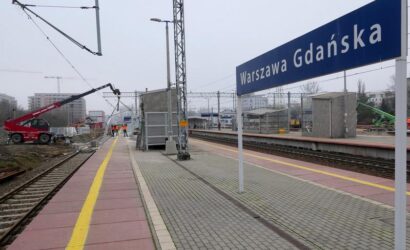 Trwa montaż schodów i kładek na stacji Warszawa Gdańska [ZDJĘCIA]