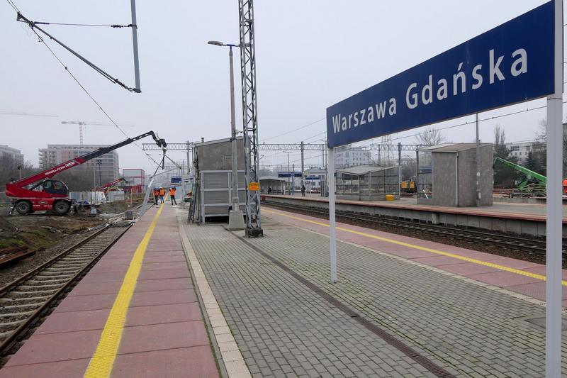 Trwa montaż schodów i kładek na stacji Warszawa Gdańska [ZDJĘCIA]