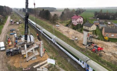 Trwa budowa wiaduktu pieszo-rowerowego w Ciechanowie
