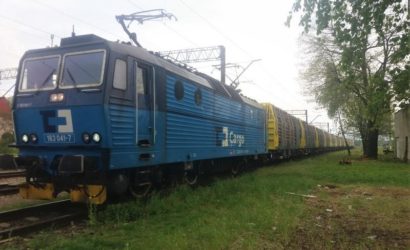Pierwszy pociąg CD Cargo Poland z innowacyjnymi wagonami do przewozu drewna