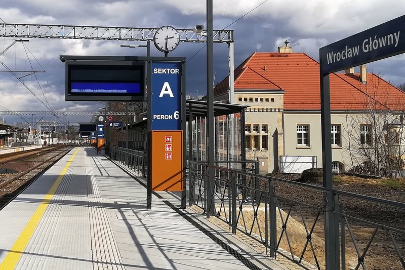 Od niedzieli pasażerowie skorzystają z nowego peronu na dw. Wrocław Gł.