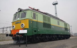 Kolejna zabytkowa lokomotywa stanęła przy dworcu kolejowym w Legnicy