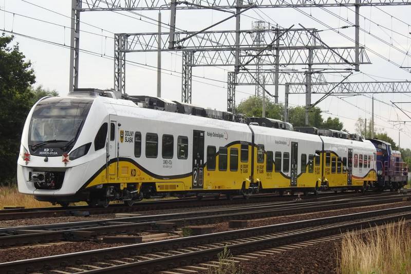 Pierwszy hybrydowy pociąg Kolei Dolnośląskich już na testach w Żmigrodzie