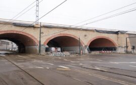 Kraków: wiadukt kolejowy nad ul. Grzegórzecką zyskał elewację
