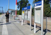 Podróżni korzystają z nowych peronów w Leopoldowie