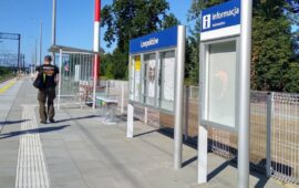 Podróżni korzystają z nowych peronów w Leopoldowie