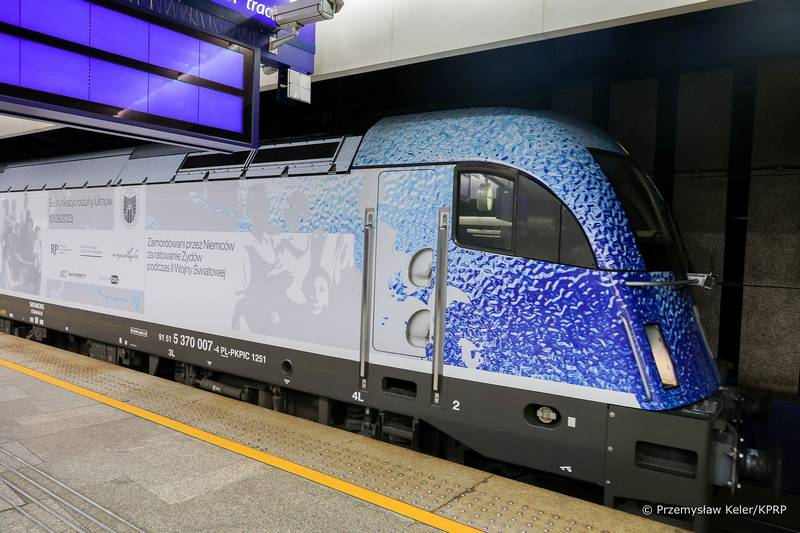 Zaprezentowano lokomotywę z okolicznościową grafiką o Rodzinie Ulmów