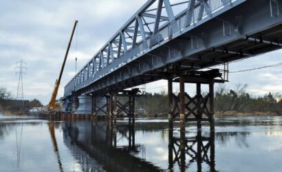 Zakończono nasuwanie nowego mostu kolejowego nad Narwią w Ostrołęce