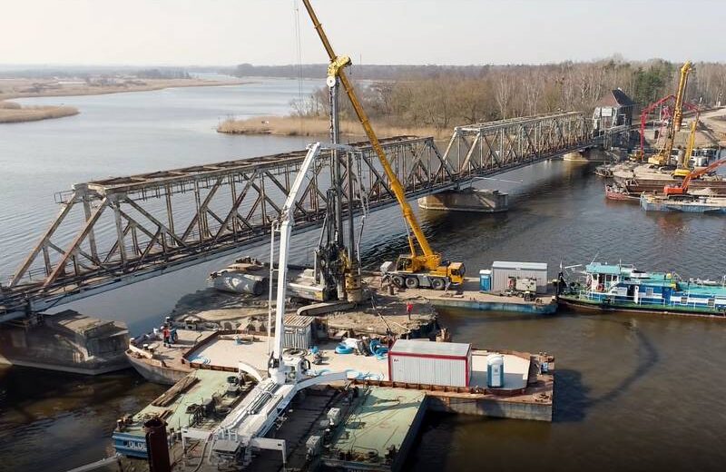 Trwa budowa nowego mostu kolejowego na rzece Regalica