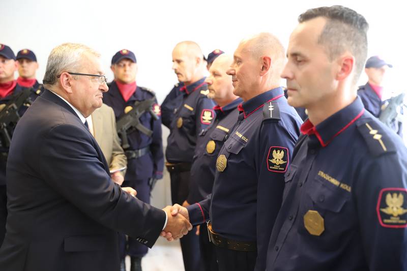 Minister Adamczyk odznaczył zasłużonych funkcjonariuszy SOK