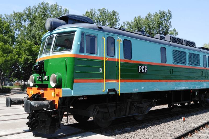 Lokomotywy PKP Intercity w historycznych barwach
