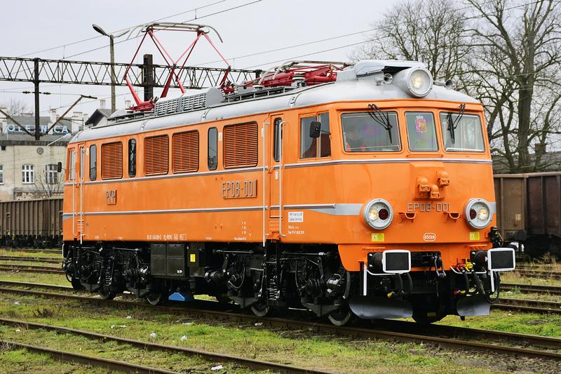 Dwie oferty na naprawy P4 lokomotyw EP08