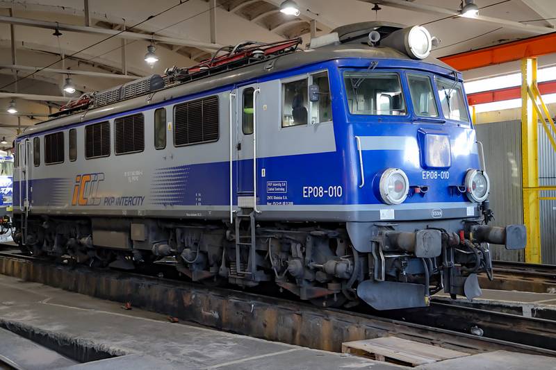 PKP Intercity Remtrak przeprowadza naprawy P4 lokomotyw EP08