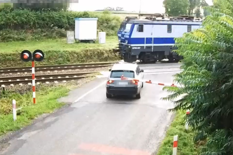Wjechał na przejazd kolejowy przy czerwonym świetle [FILM]