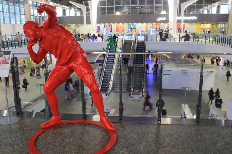 Wystawa rzeźb olimpijczyków na Dworcu Centralnym