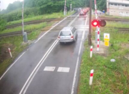 Śląskie: niebezpieczne zachowania kierowców na przejazdach kolejowych [FILM]