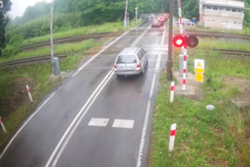 Śląskie: niebezpieczne zachowania kierowców na przejazdach kolejowych [FILM]