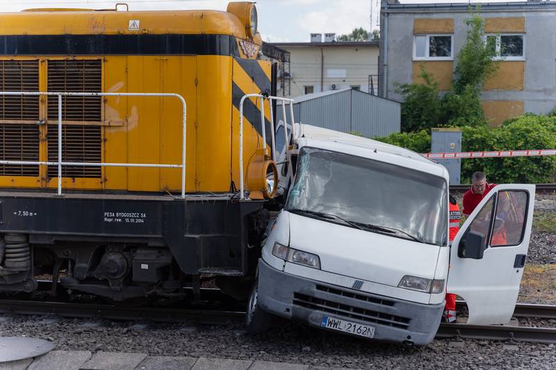 Osobowy van wjechał pod pociąg – symulacja wypadku [GALERIA]