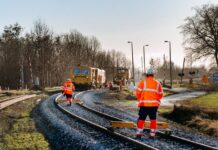 Rewitalizacja linii kolejowej między Toruniem a Chełmżą przekroczyła półmetek