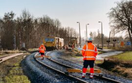 Rewitalizacja linii kolejowej między Toruniem a Chełmżą przekroczyła półmetek