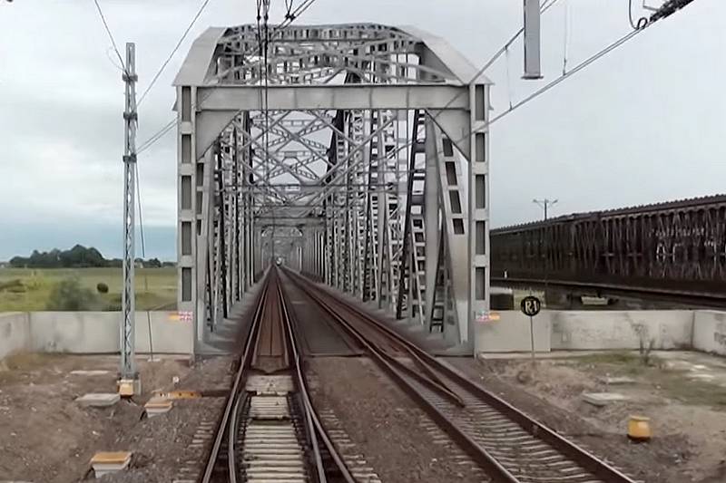 Policja wstrzymała ruch pociągów na moście w Tczewie [AKTUALIZACJA]