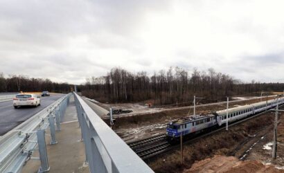 Kierowcy korzystają z nowego wiaduktu nad linią kolejową w Szepietowie