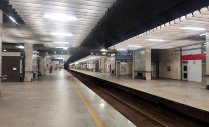 PKP S.A. analizują oferty na wyczyszczenie ścian dworca Warszawa Śródmieście