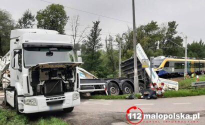 Małopolskie: ciężarówka zderzyła się z pociągiem Kolei Małopolskich [FILM]