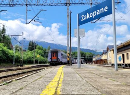 Jakimi pociągami dojedziemy do miejscowości w polskich górach w wakacje 2022 r.?