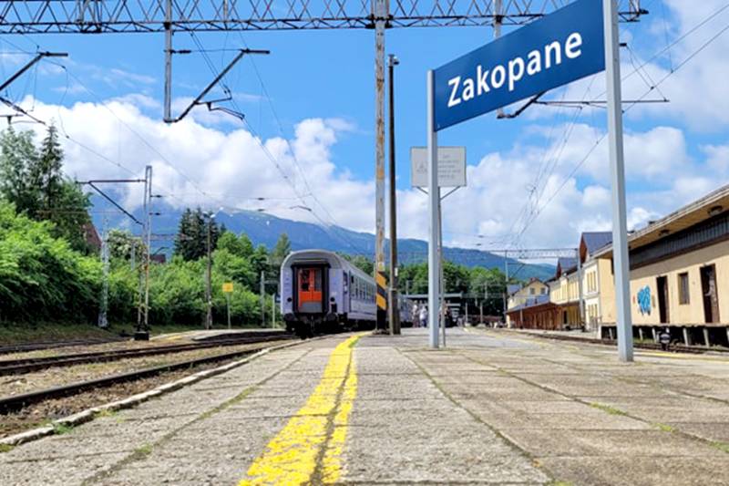 Jakimi pociągami dojedziemy do miejscowości w polskich górach w wakacje 2022 r.?